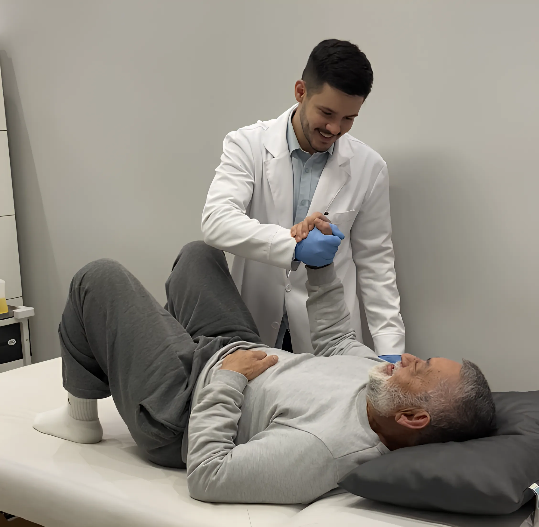 Dr. Yuri Noronha cumprimentando paciente em atendimento domiciliar em São Paulo